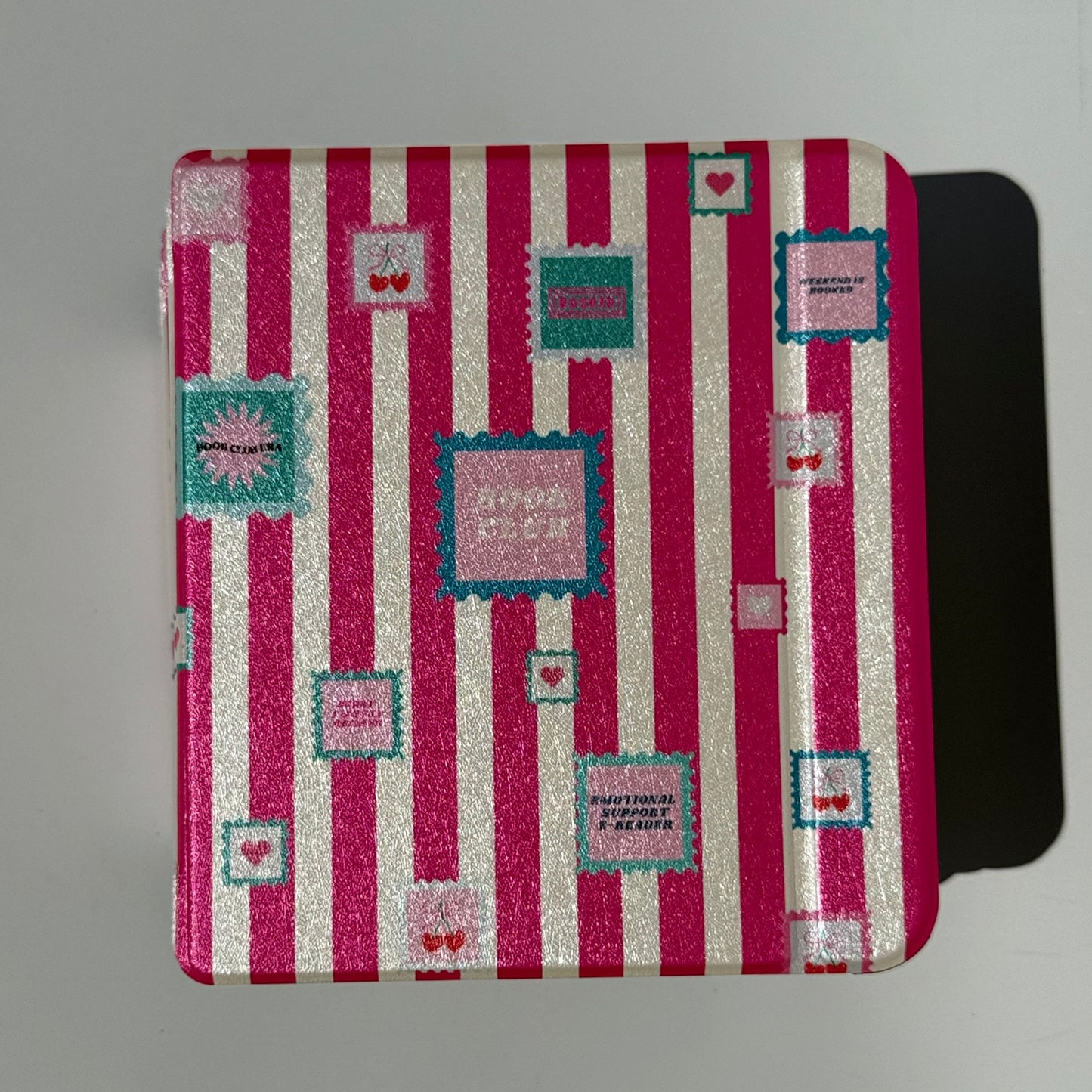 Magnetic Kobo Libra case with hand strap for functional reading