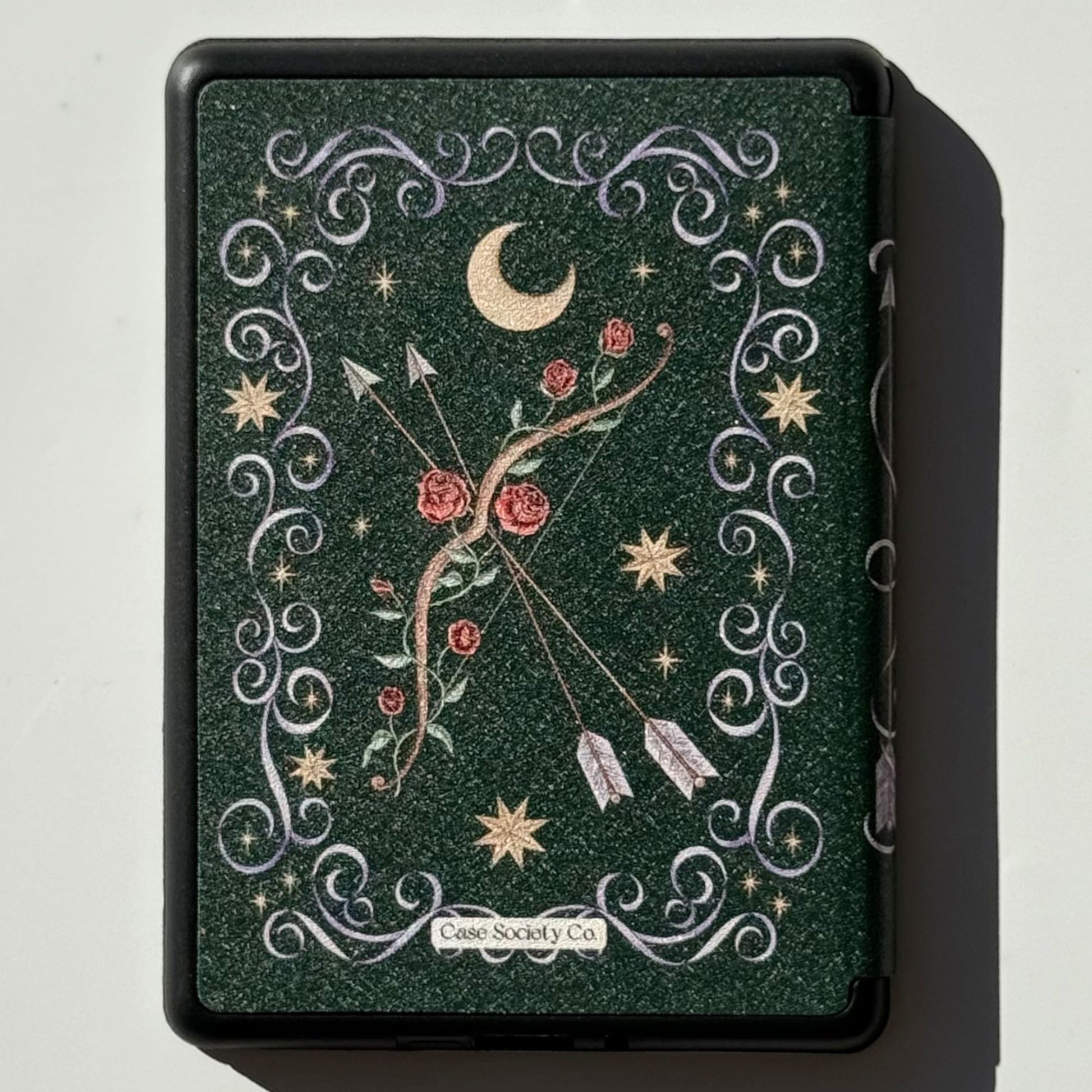 The Huntress design on a Kindle Paperwhite, green romantasy case with bow, roses and stars