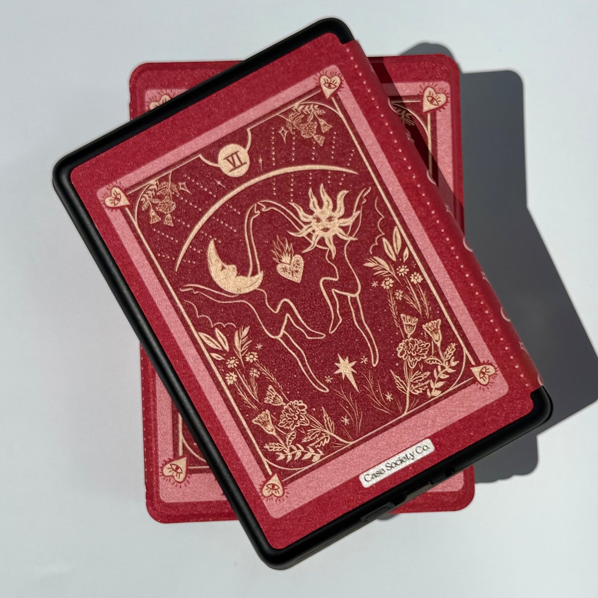 Features graphic for The Lovers Kindle case: auto sleep/wake, shockproof shell, soft interior, hand strap, magnets